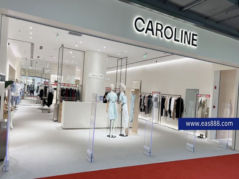 CAROLINE Clothingi kauplus paigaldab Cubic Beauty riiete vargusvastase seadme AM9800